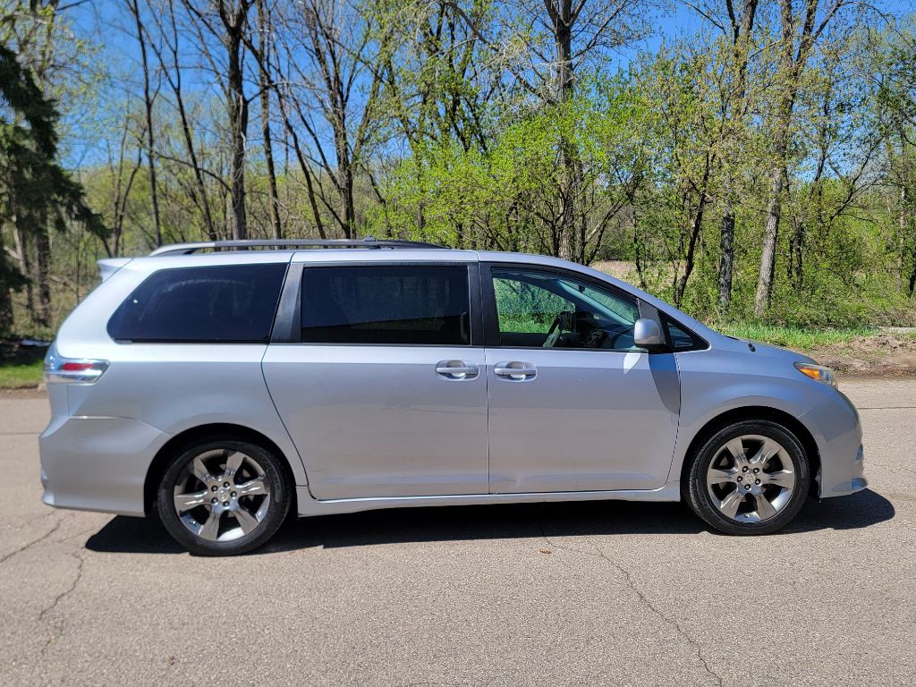 2011 Toyota Sienna Image 12