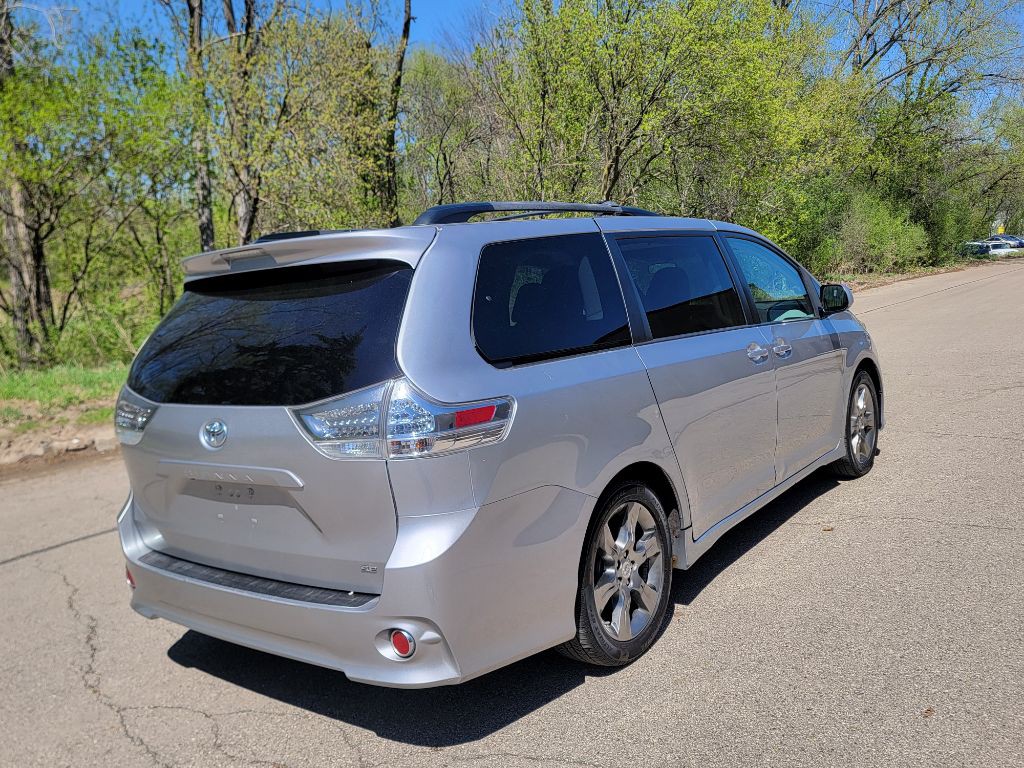 2011 Toyota Sienna Image 13