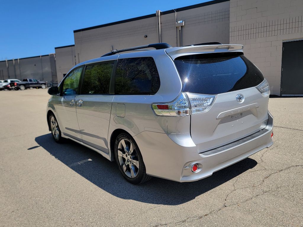2011 Toyota Sienna Image 14