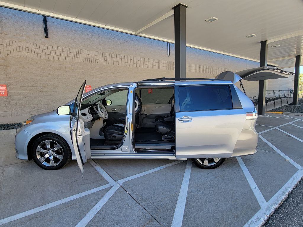 2011 Toyota Sienna Image 16