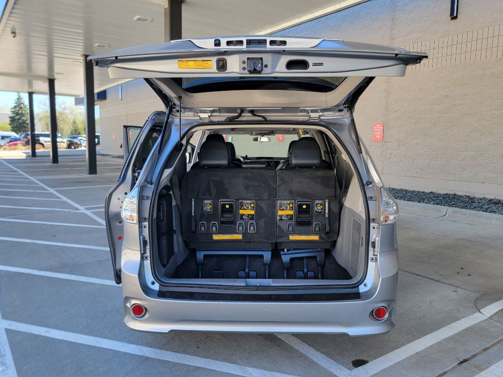 2011 Toyota Sienna Image 17