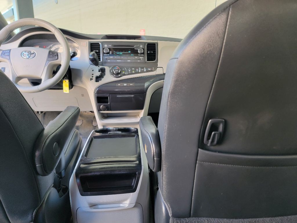 2011 Toyota Sienna Image 19