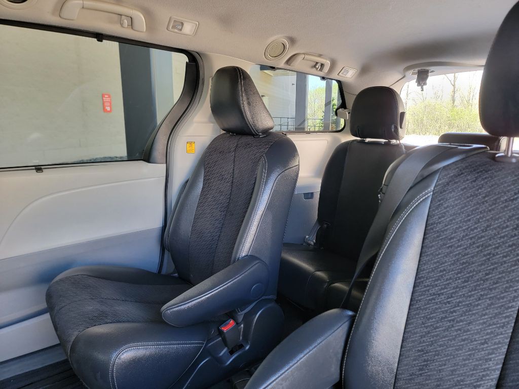2011 Toyota Sienna Image 21