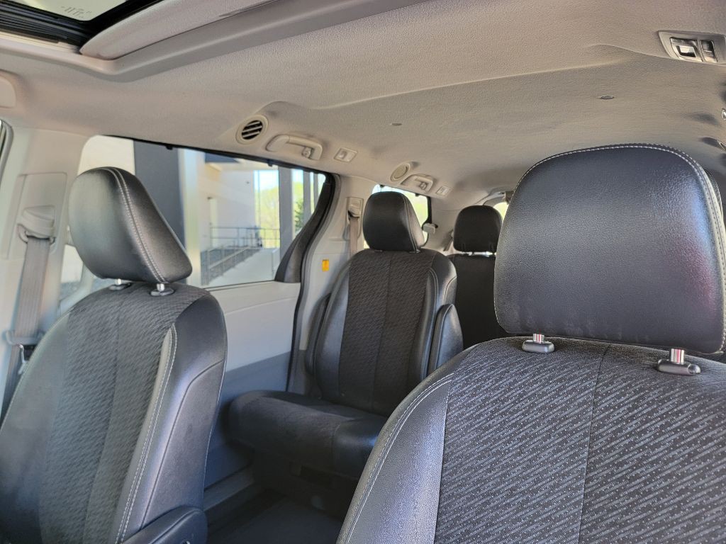 2011 Toyota Sienna Image 22