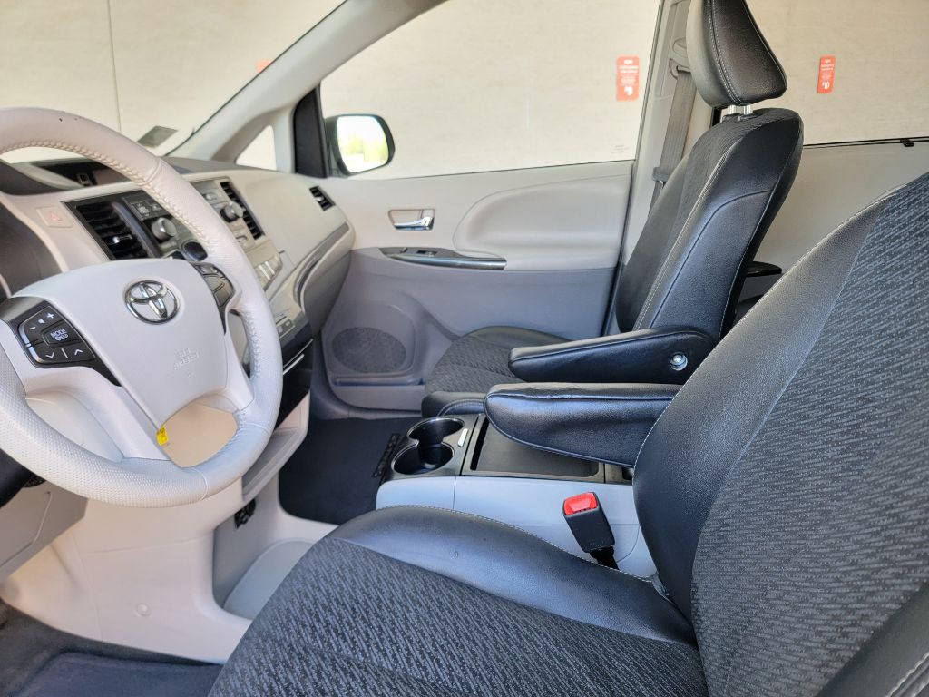 2011 Toyota Sienna Image 23