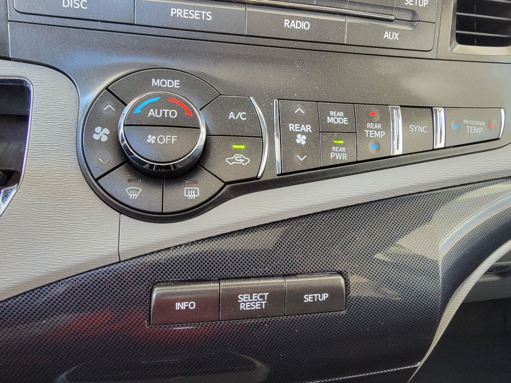 2011 Toyota Sienna Image 26