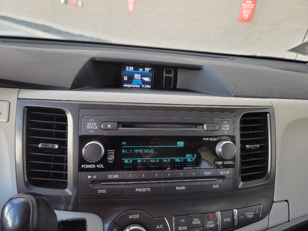 2011 Toyota Sienna Image 29
