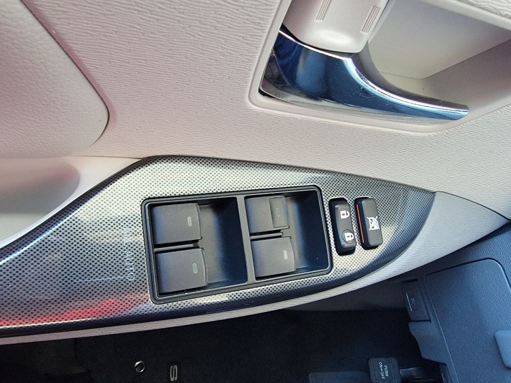 2011 Toyota Sienna Image 32