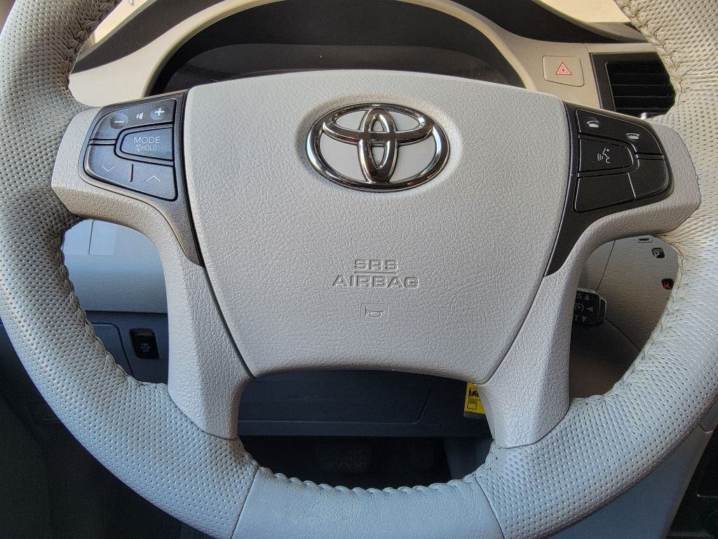 2011 Toyota Sienna Image 33