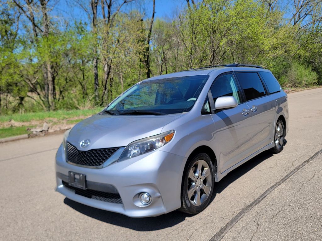 2011 Toyota Sienna Image 1
