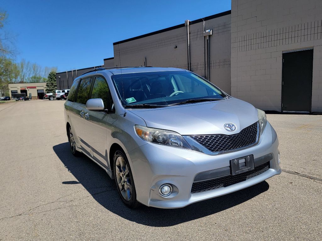 2011 Toyota Sienna Image 2