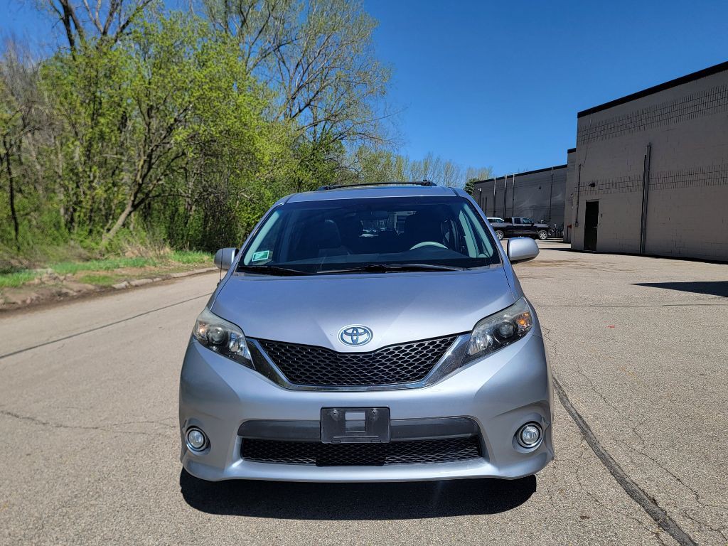 2011 Toyota Sienna Image 3