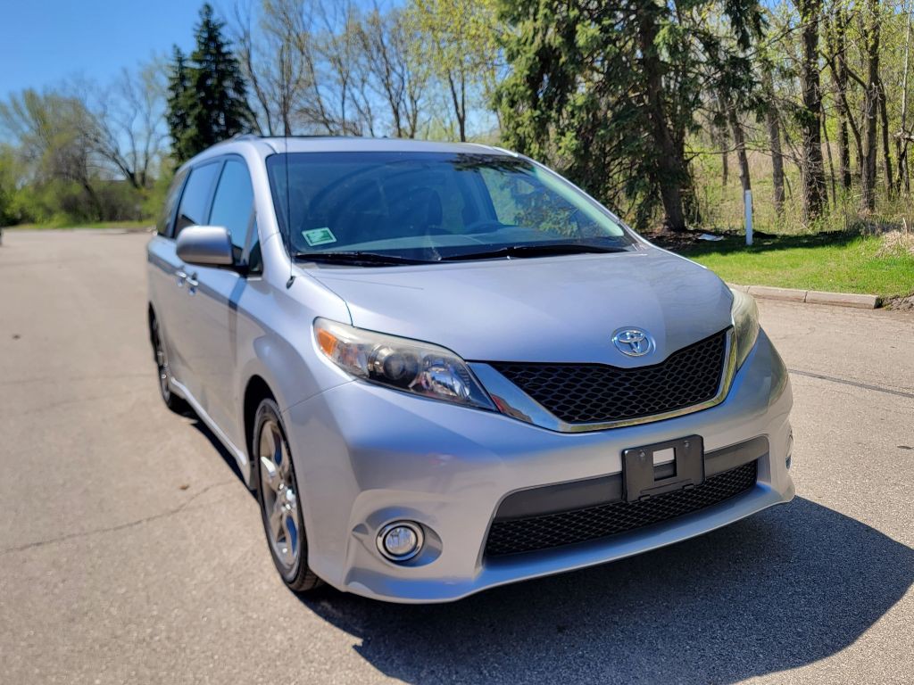 2011 Toyota Sienna Image 4