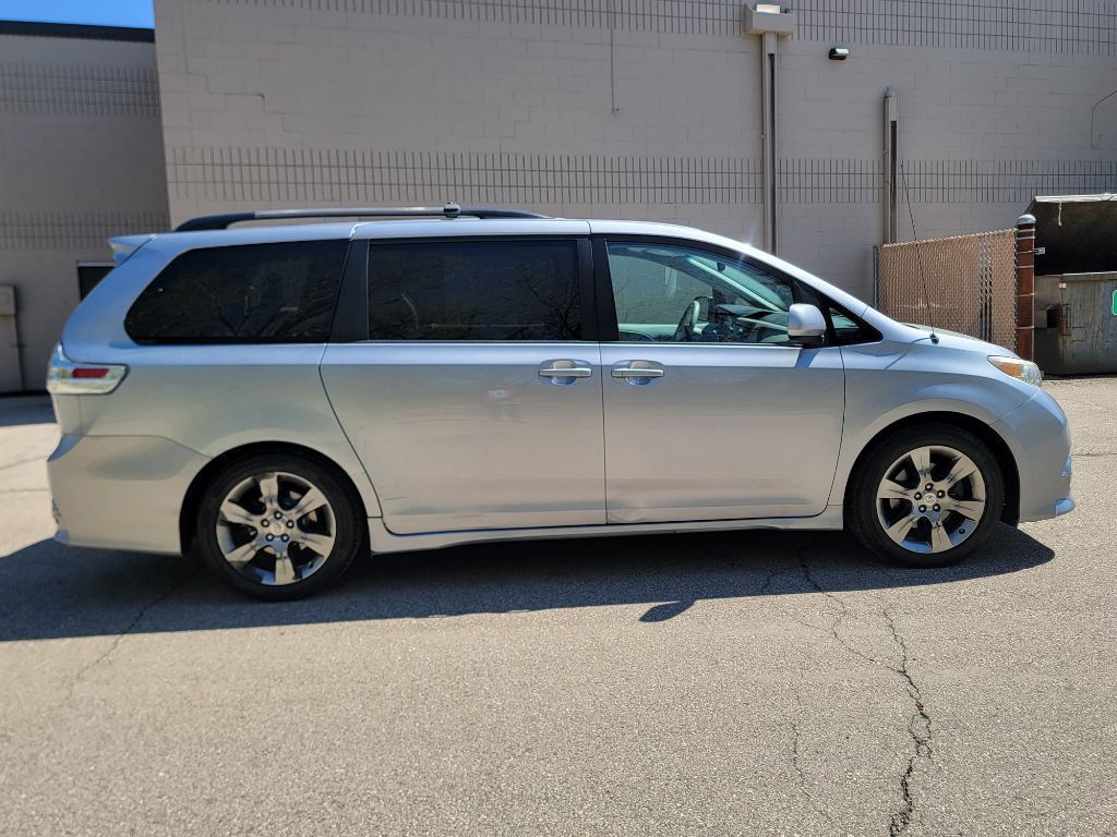 2011 Toyota Sienna Image 5
