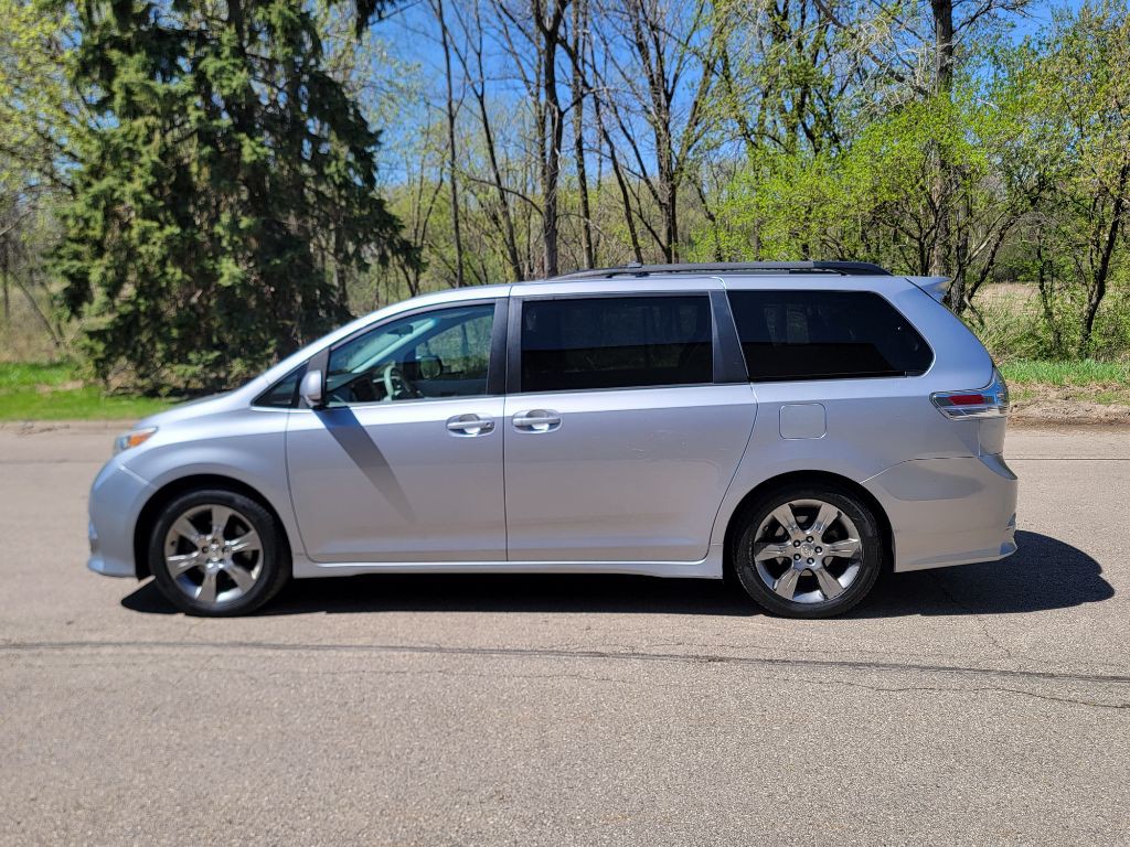 2011 Toyota Sienna Image 6
