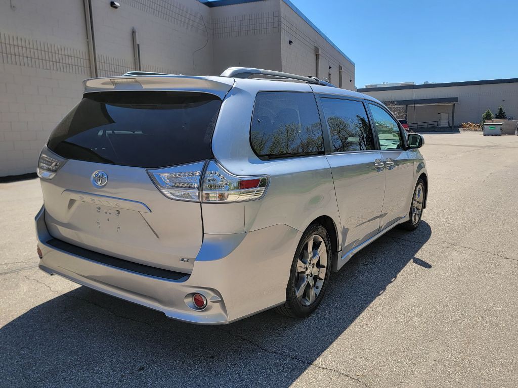 2011 Toyota Sienna Image 7