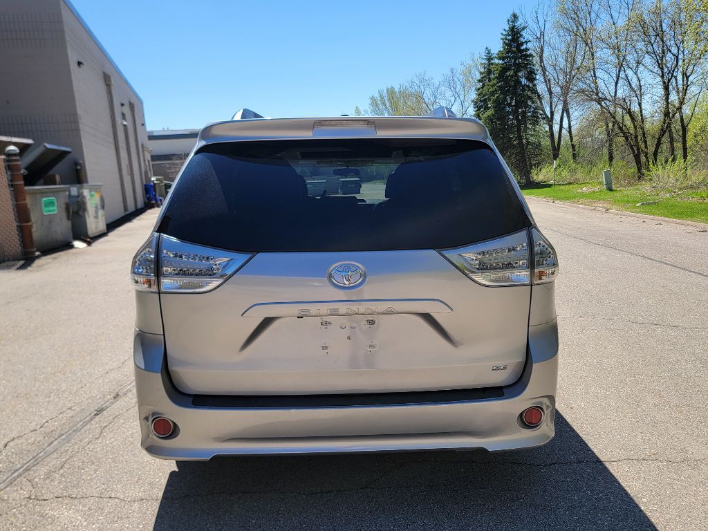 2011 Toyota Sienna Image 8