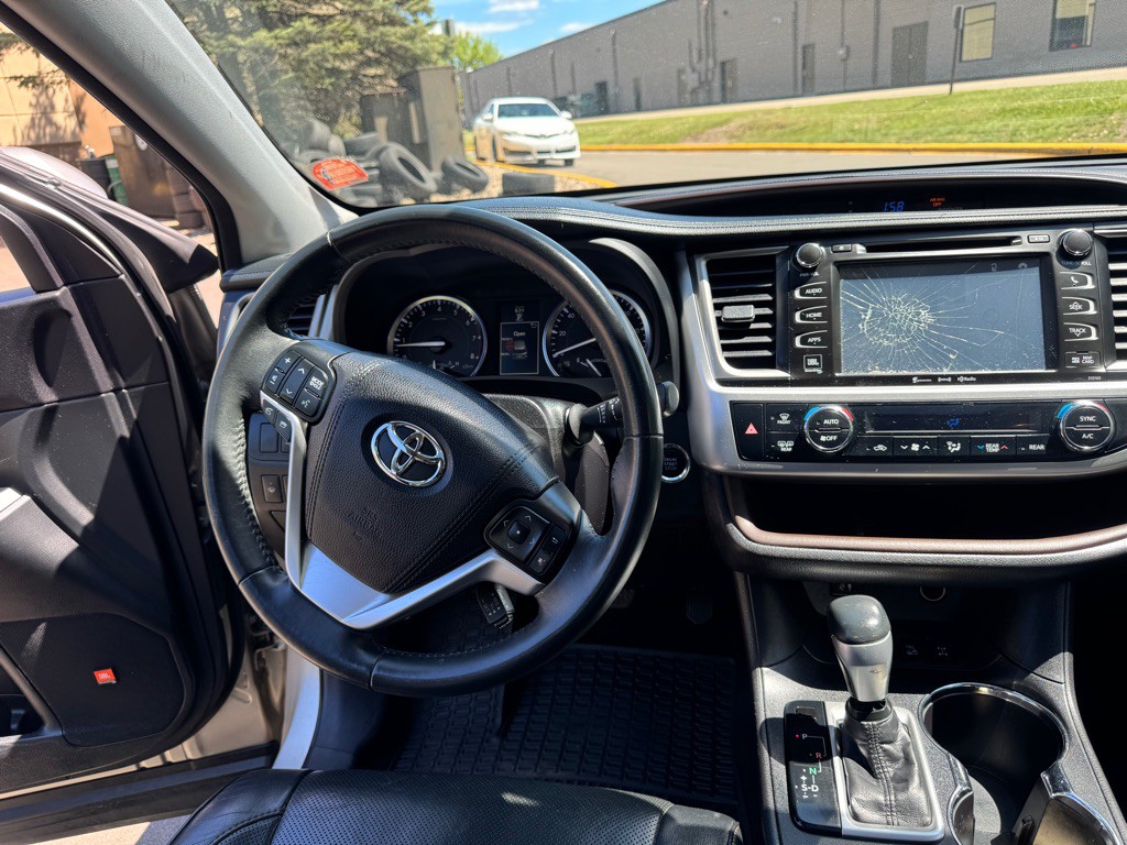 2016 Toyota Highlander Image 6