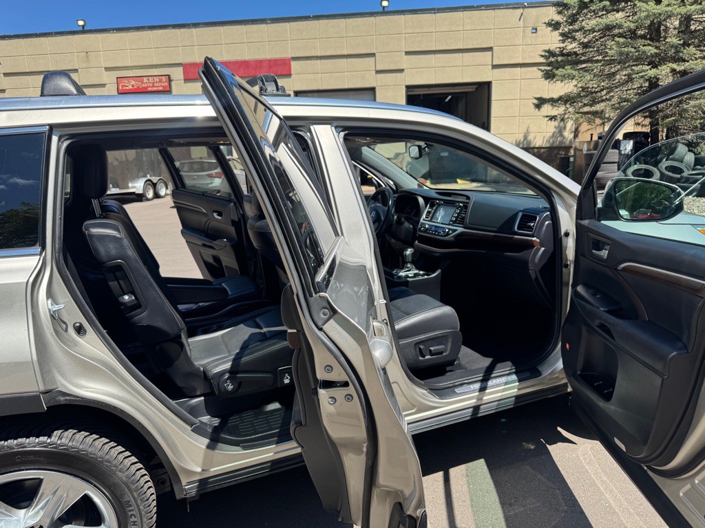 2016 Toyota Highlander Image 13