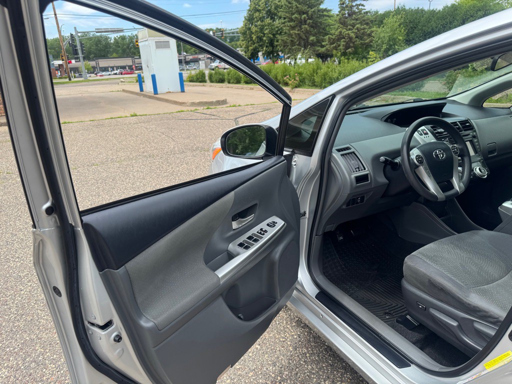 2013 Toyota Prius Image 5