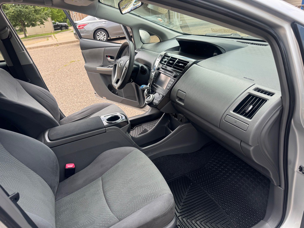 2013 Toyota Prius Image 13