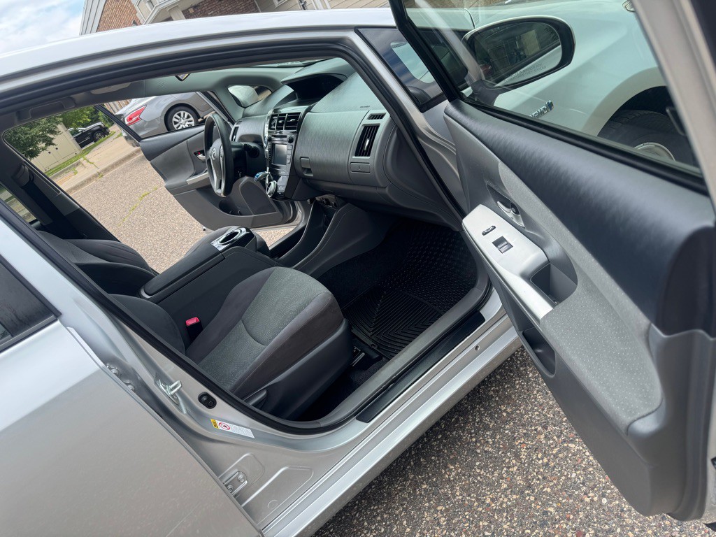 2013 Toyota Prius Image 16