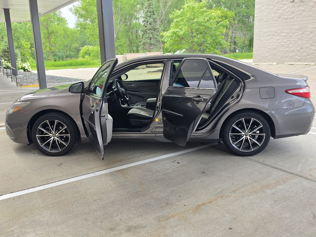 2017 Toyota Camry Image 15