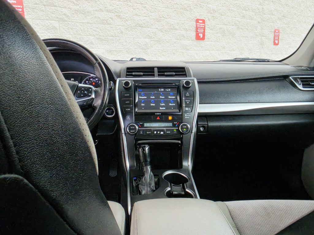 2017 Toyota Camry Image 17