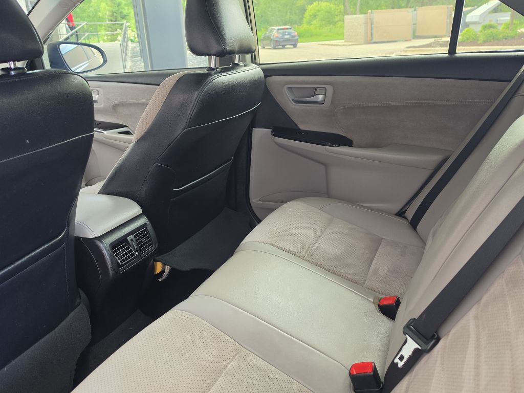 2017 Toyota Camry Image 18