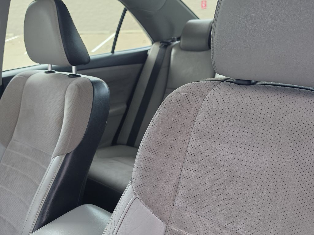 2017 Toyota Camry Image 19
