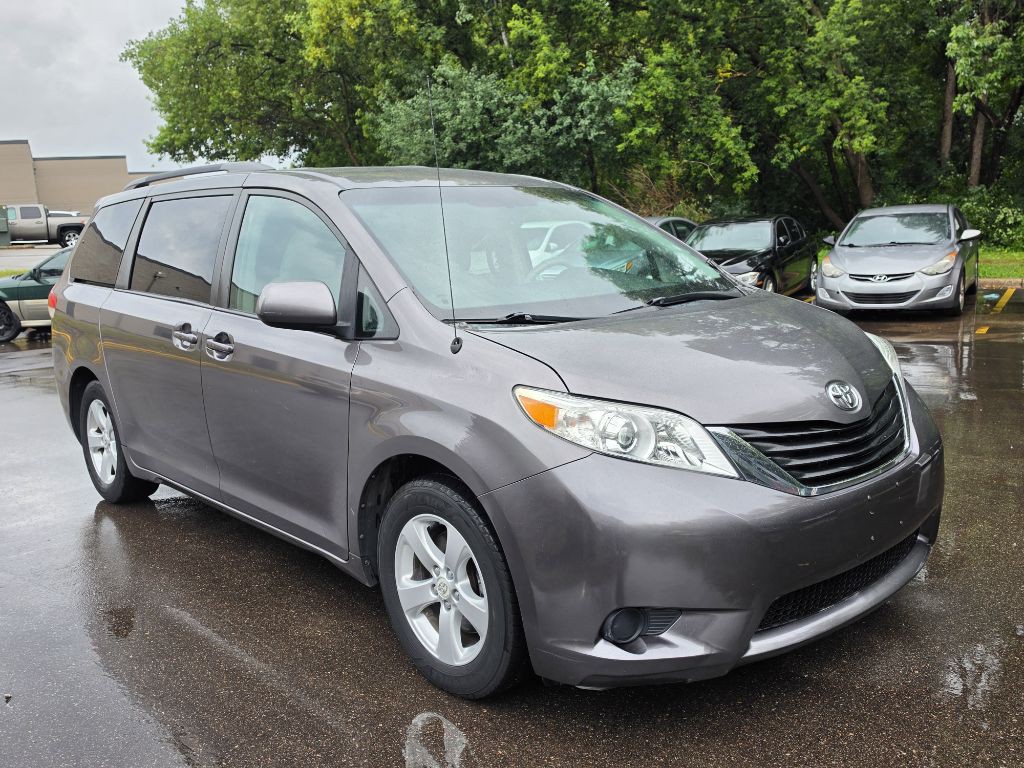 2011 Toyota Sienna Image 3