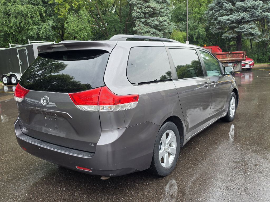 2011 Toyota Sienna Image 7