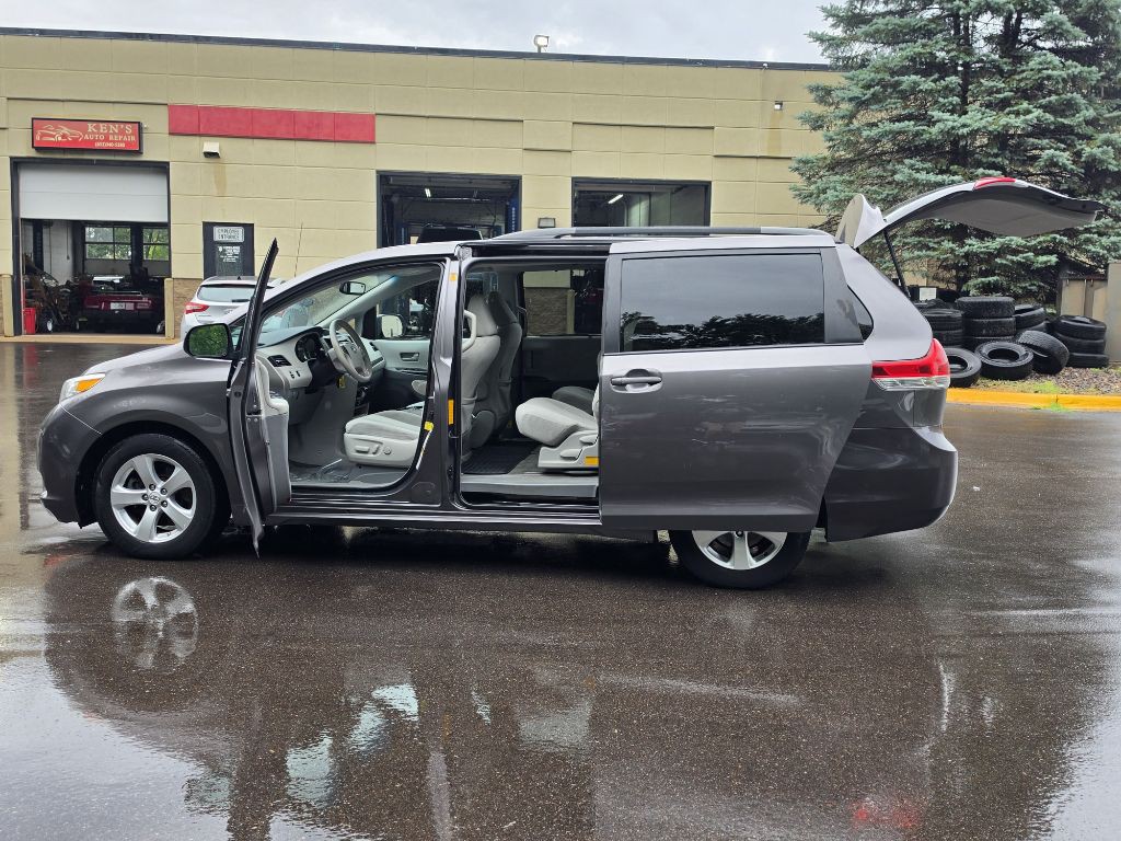 2011 Toyota Sienna Image 10
