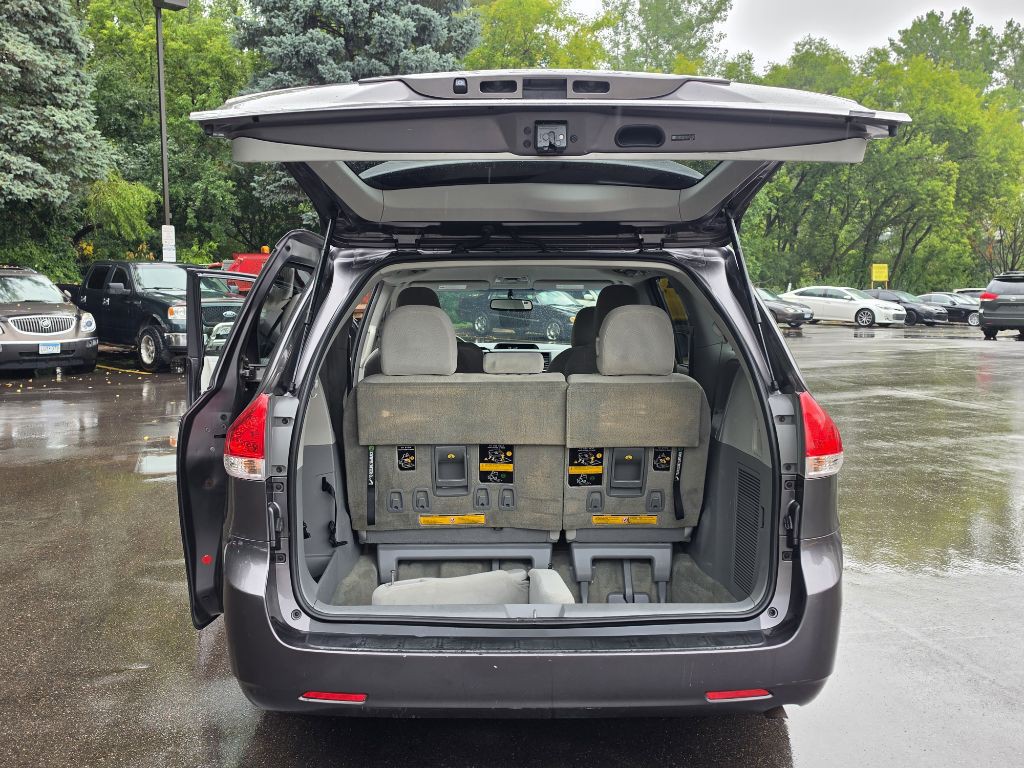 2011 Toyota Sienna Image 11