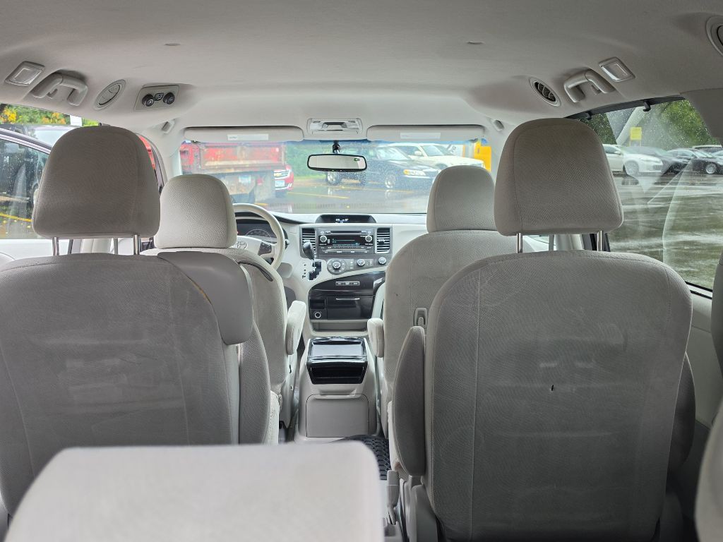 2011 Toyota Sienna Image 12