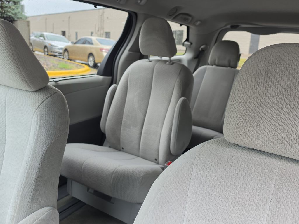 2011 Toyota Sienna Image 15