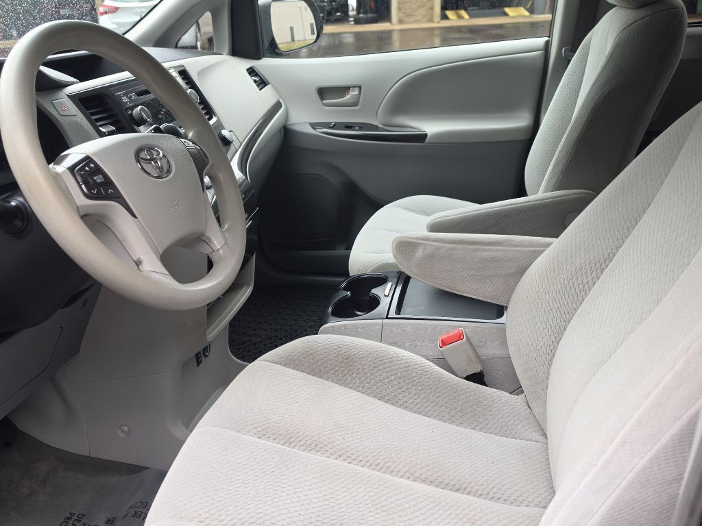 2011 Toyota Sienna Image 16