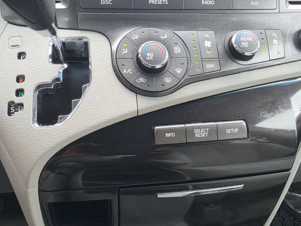 2011 Toyota Sienna Image 23