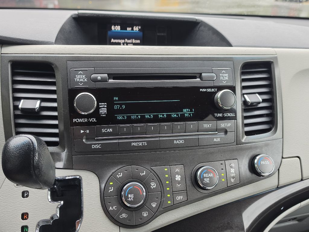 2011 Toyota Sienna Image 24