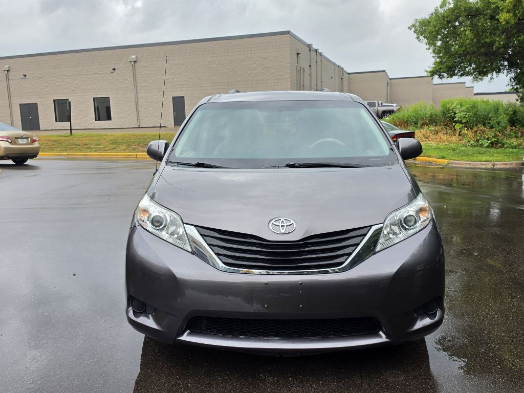 2011 Toyota Sienna Image 2