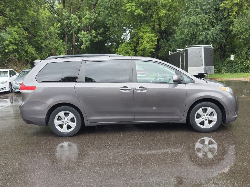 2011 Toyota Sienna Image 4