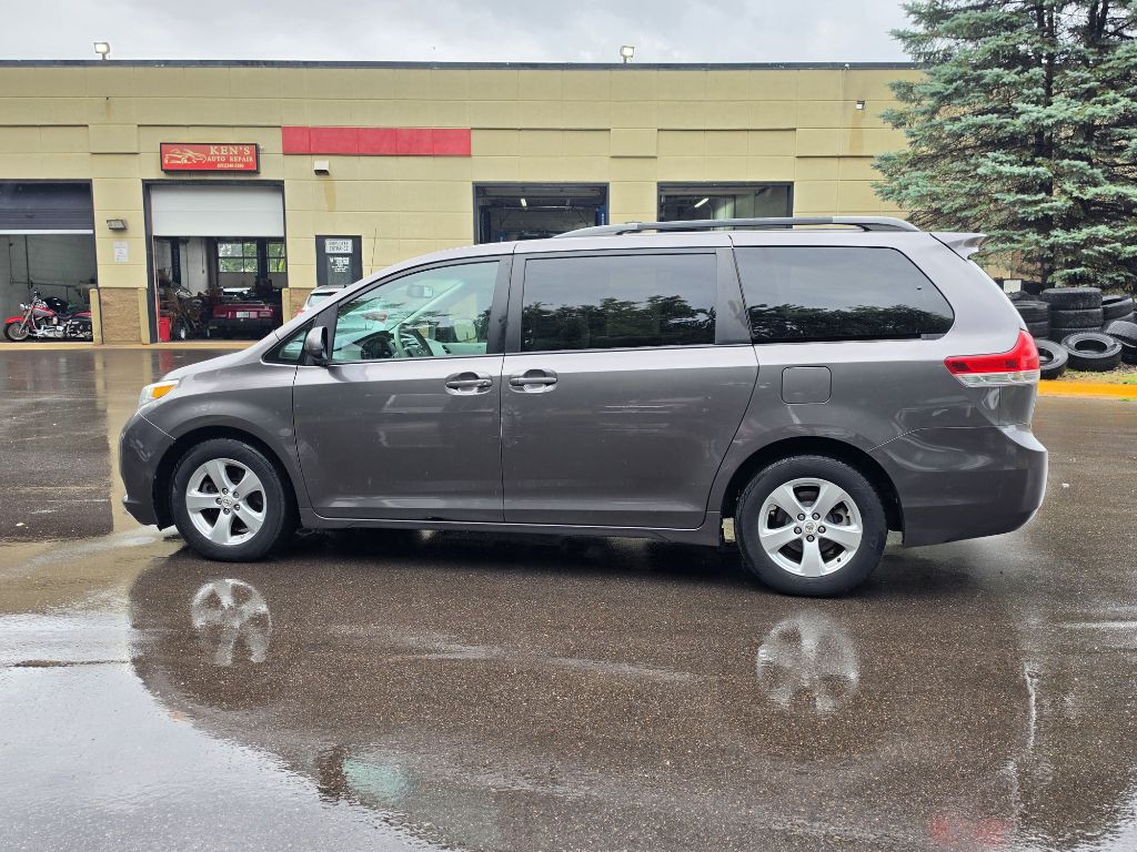 2011 Toyota Sienna Image 5