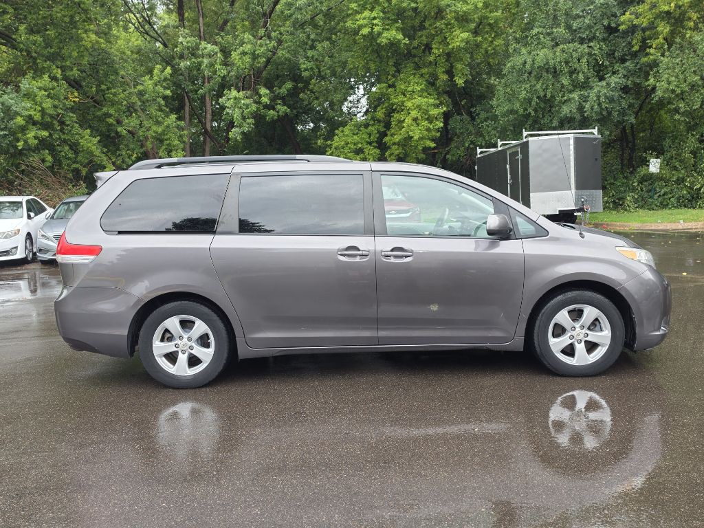 2011 Toyota Sienna Image 6