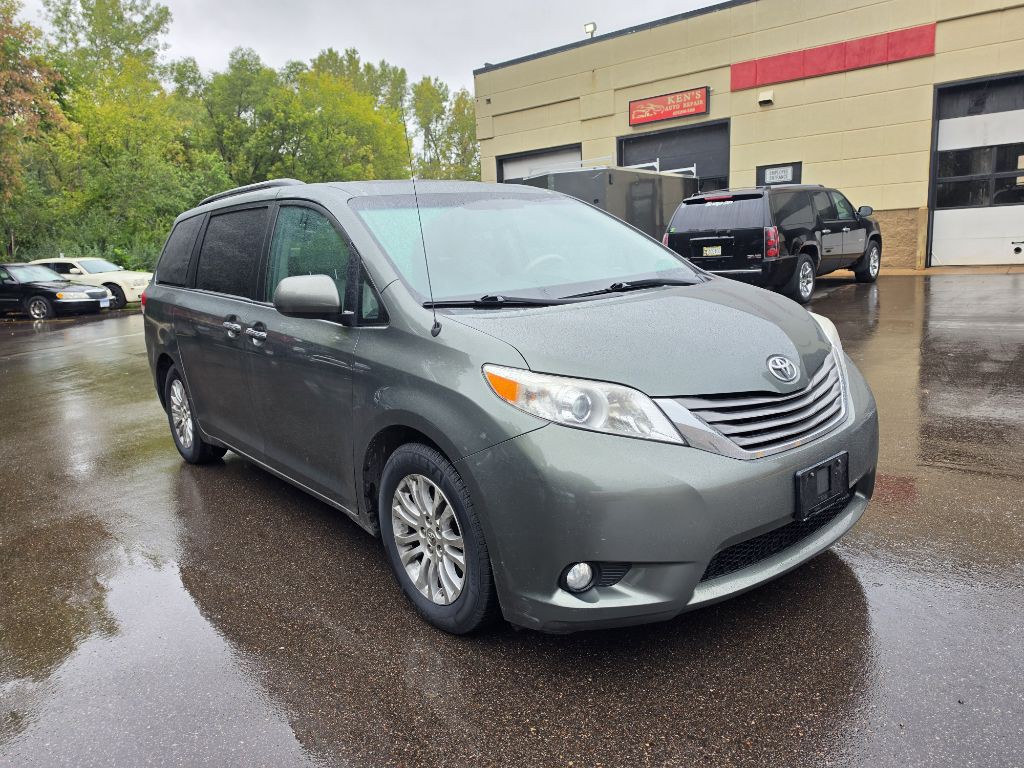 2014 Toyota Sienna Image 1