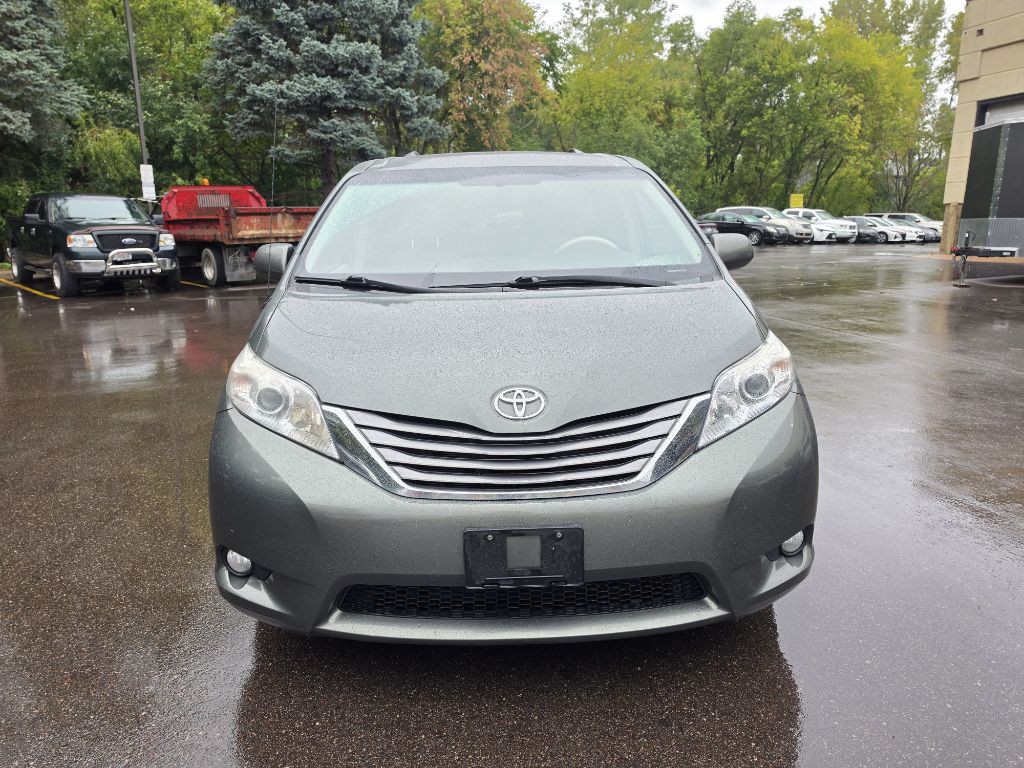 2014 Toyota Sienna Image 2