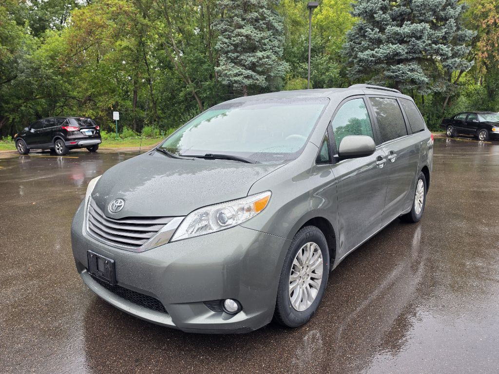2014 Toyota Sienna Image 3