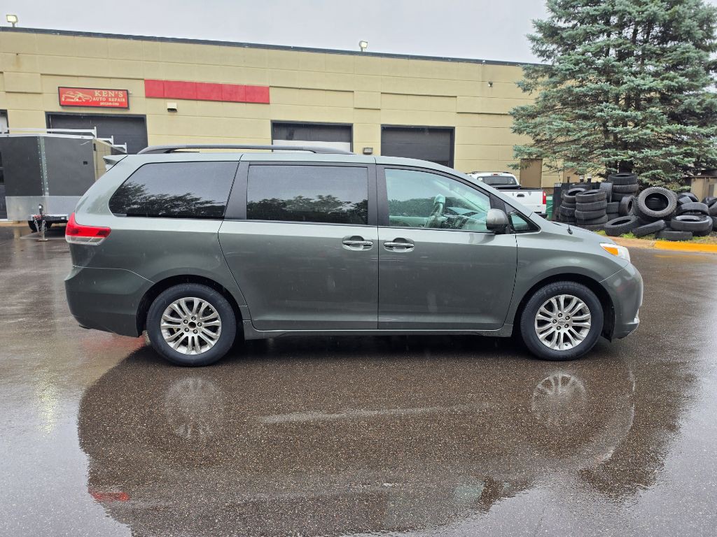 2014 Toyota Sienna Image 4