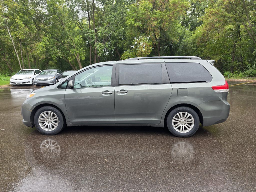 2014 Toyota Sienna Image 5