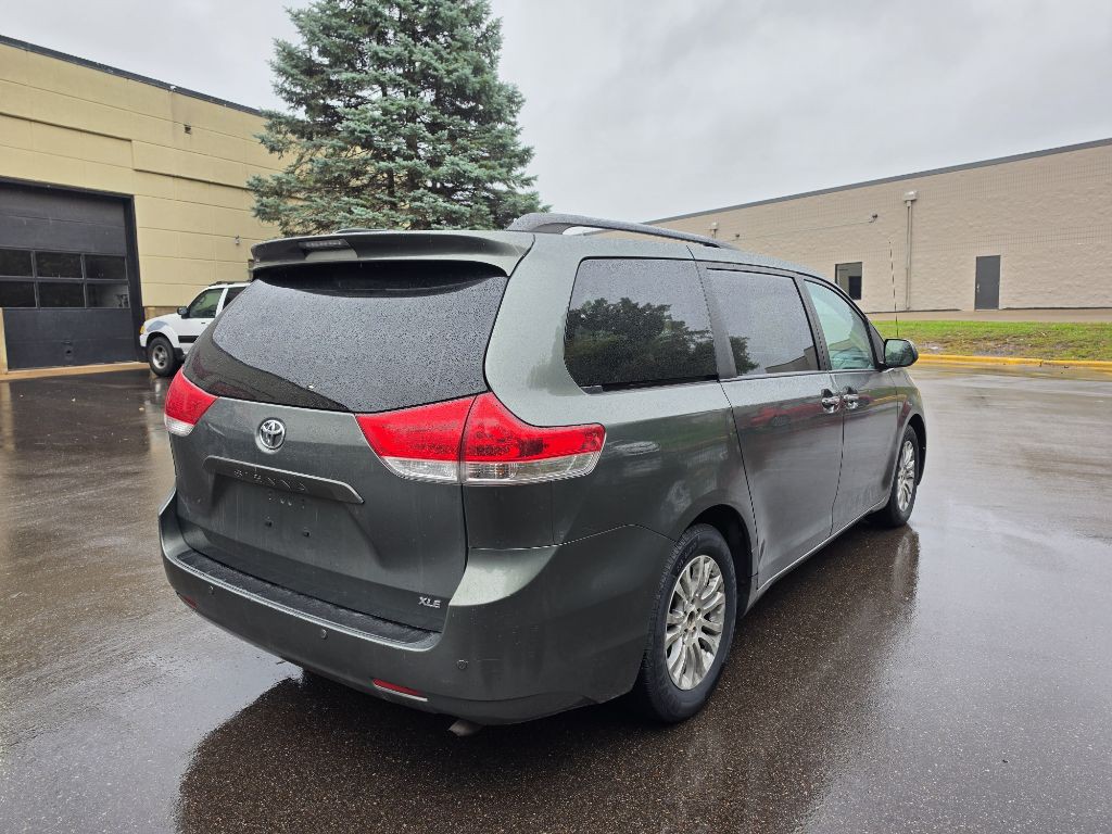 2014 Toyota Sienna Image 6