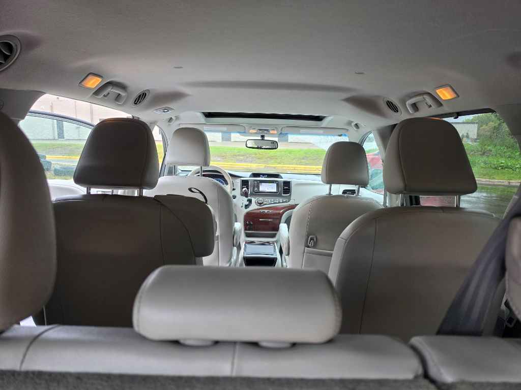 2014 Toyota Sienna Image 11